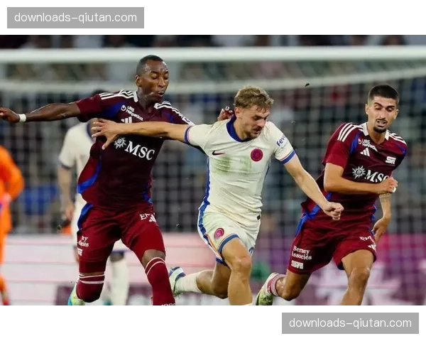 勒沃库森主帅尤尔曼场边抱头叹息，球队爆冷输球错失欧战关键分