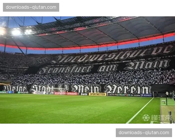 看台视角：法兰克福球迷在客场再度展示震撼TIFO