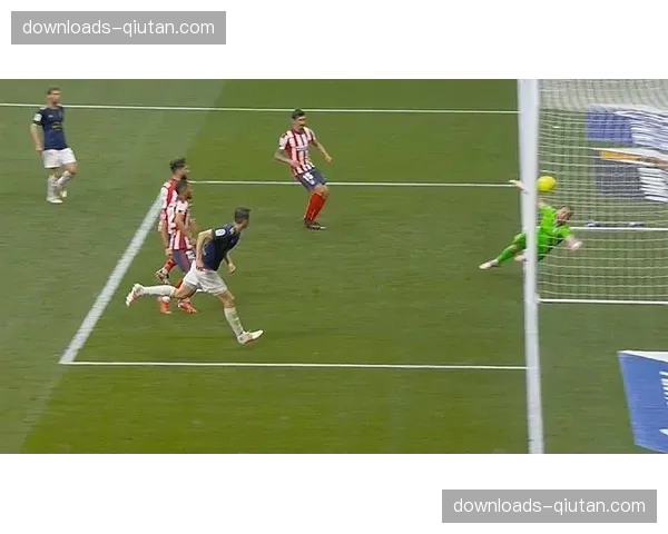 争议瞬间：马竞进球经VAR长时间复核后被判手球无效