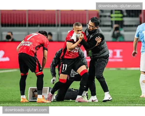 告别时刻：斯特拉斯堡老将赛后绕场一周，泪洒主场